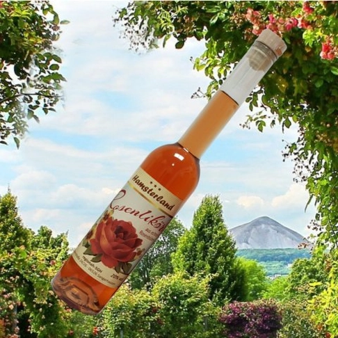 Rosenlikör aus echten Rosenblüten