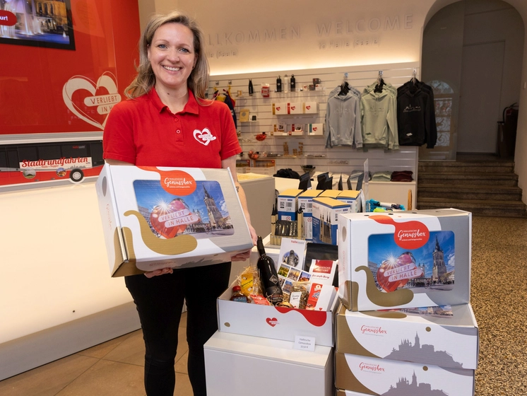 Nicole_Kadlubietz_mit_Hallescher_Genussbox_kl(c)Stadtmarketing_Halle (Saale)_GmbH.jpg Nicole_Kadlubietz_mit_Hallescher_Genussbox_kl(c)Stadtmarketing_Halle (Saale)_GmbH.jpg